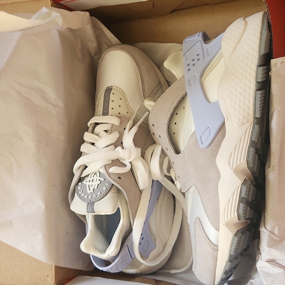 Wmns Nike Air Huaraches size 6